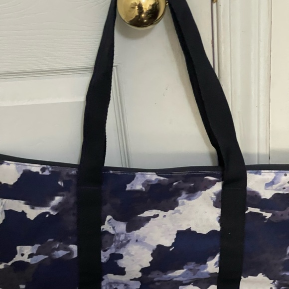 BNWOT ADIDAS Travel Bag! Beautiful watercolour design! -18x14x8 - Picture 2 of 3